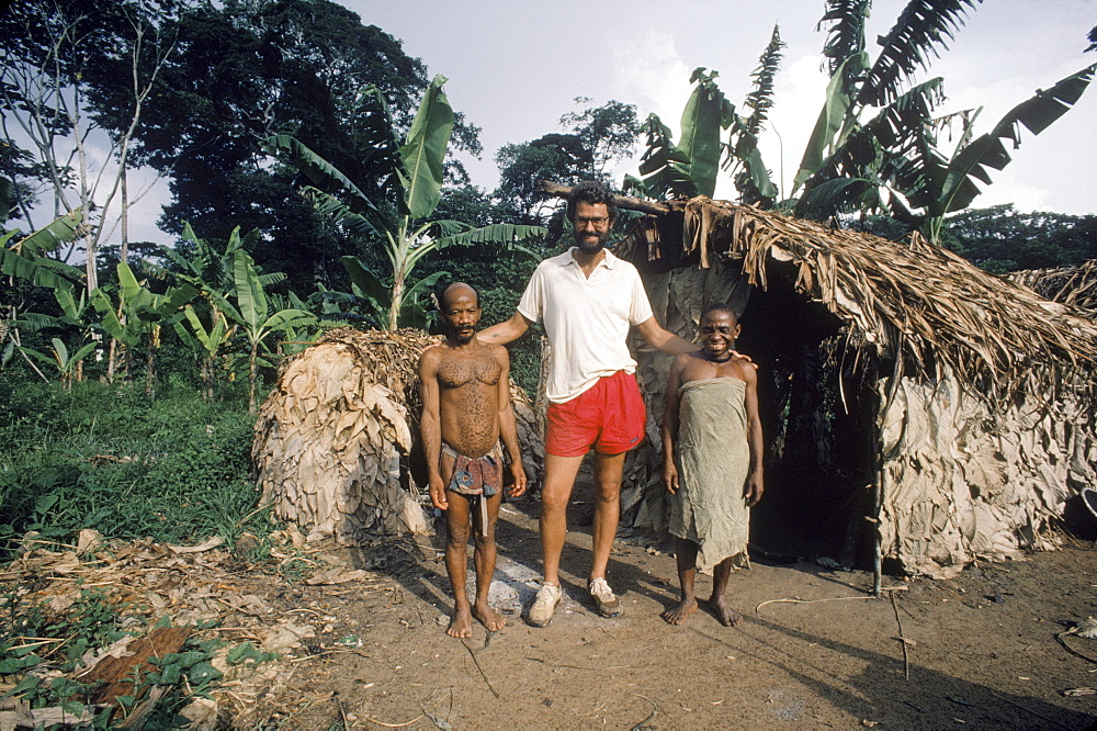 Zaire Ituri Forest. Robert Bailey, anthropologist with his pygmee friends and subject, Ngodi Ngodi.