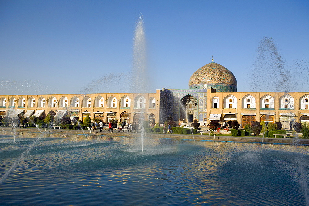 The Sheik Lotfollah Mosque and refelction pool in Emam Khomeini Square, Esfahan, Iran