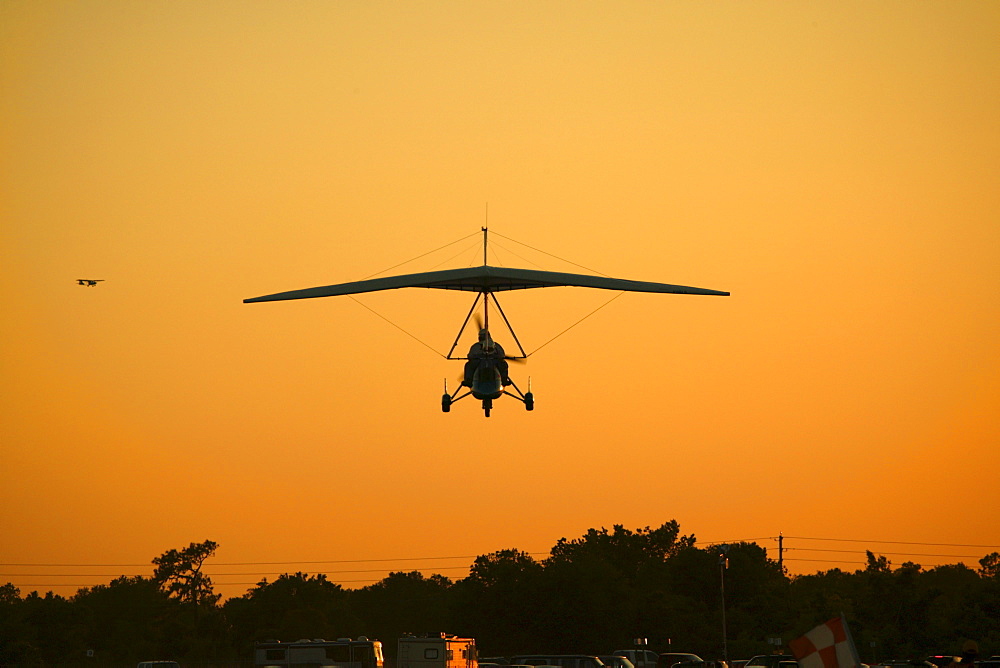 Terri Sipantzi on final in the Airborne XT912 with a Streak II wing at the Sun-n-Fun Airshow in Lakeland, FL