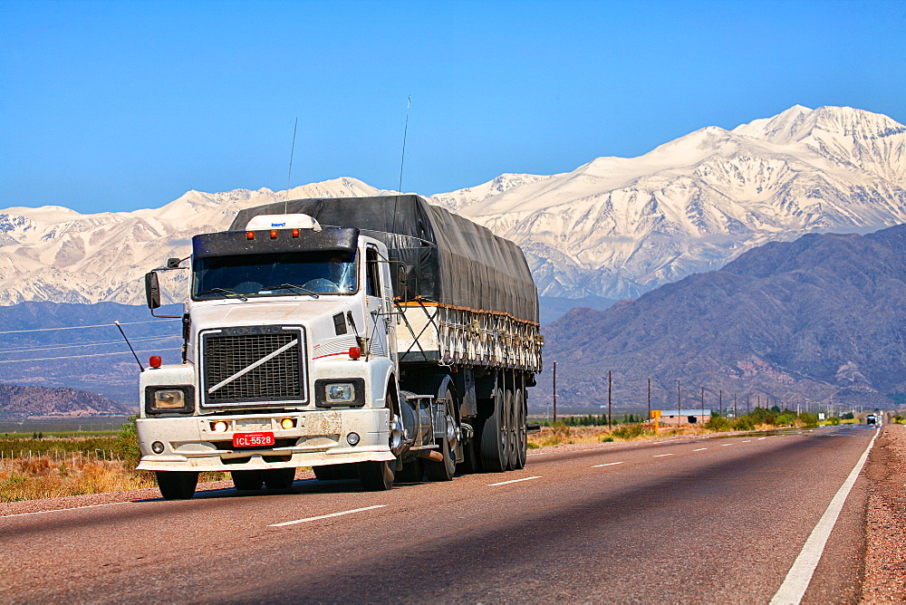 The province of Mendoza is part of all Argentine provinces that are vertically crossed by the Cordillera de Los Andes. The Principal Cordillera is the result of an early folding, with an average height of about 6500 meters. It has two distinct sectors: in the north and to the provincial Diamond Rio is characterized by a high narrow strip, which finds its highest expression in the Cerro Aconcagua 6962 m. In the southern provinces, from Diamond Rio to the South forms a wider and less high orographic belt.