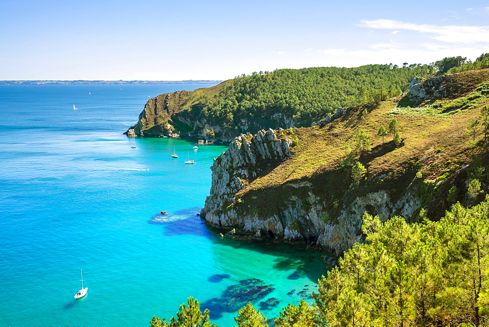 Beautiful scenery of coastline, Pointe Saint-Hernot, Presquile de Crozon, Armorica Regional Natural Park, Roscanvel, Finistere, Brittany, France