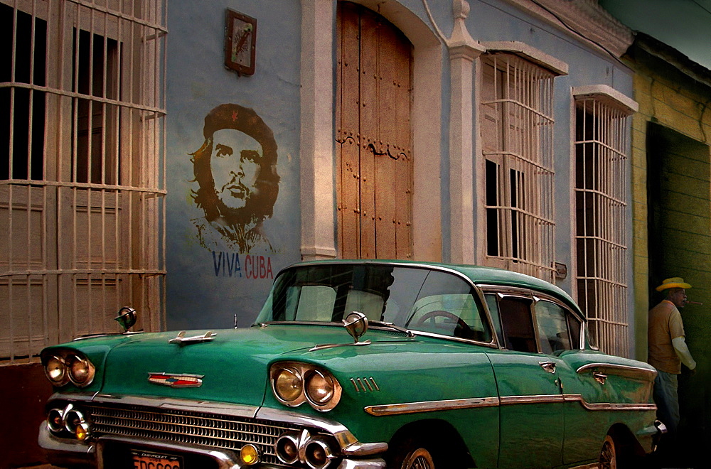 Vintage car and graffiti of Che Guevara in street, Trinidad, ?Sancti?Spritus?Province, Cuba