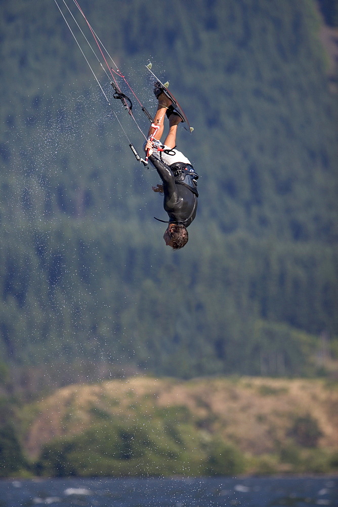 Jaime Herraiz looks relaxed, hanging upside down as he heads into a handle pass.