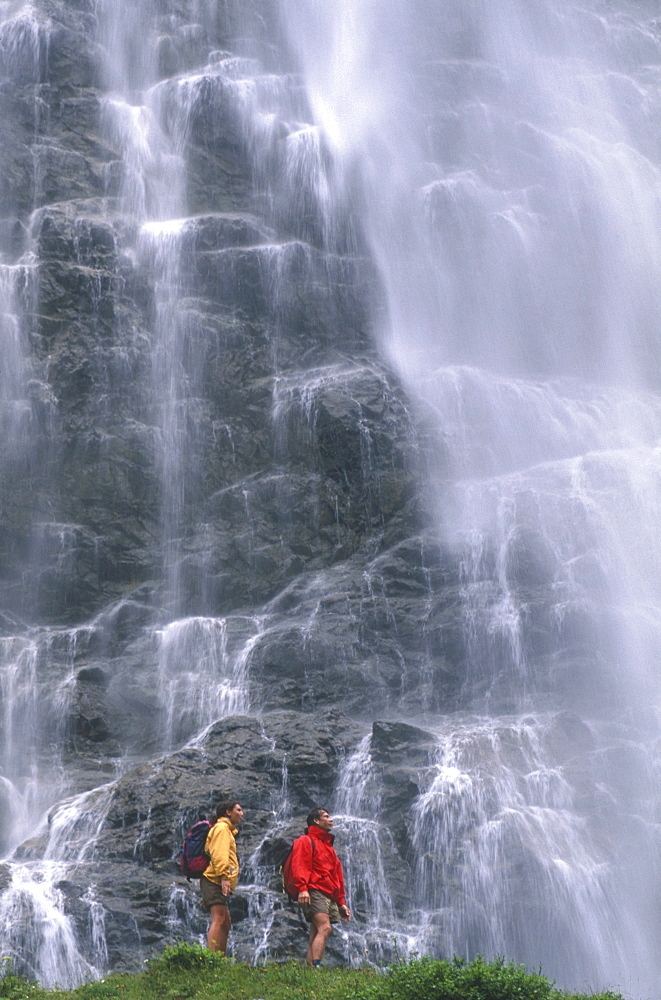 Hikers in front of le Voile de la Mari_e, Valgaudemar Valley, Parc National des Ecrins, Alps, France