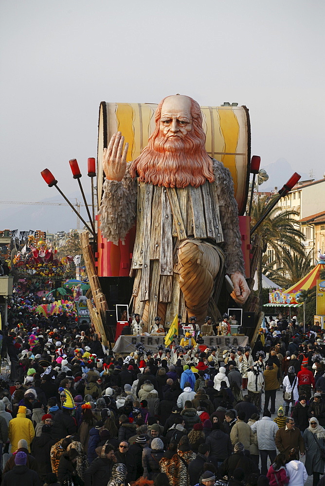 Leonardo da Vinci surrounded by a huge crowd on the streets of Viareggio.