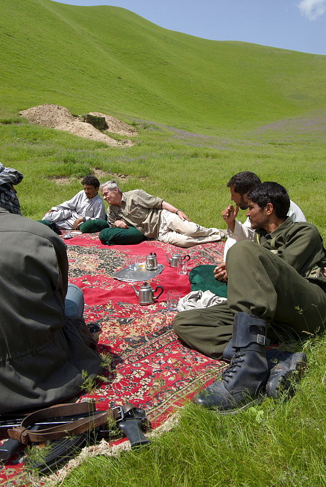 Members of a wildlife survey team, student Zalmai Moheb and team leader George Schaller, discuss  wildlife with   Kuchi nomads while policeman accompanying the team look on, in the range lands near the Turkmenistan border, Kushk-i Kuhna district, Herat Province, Afghanistan