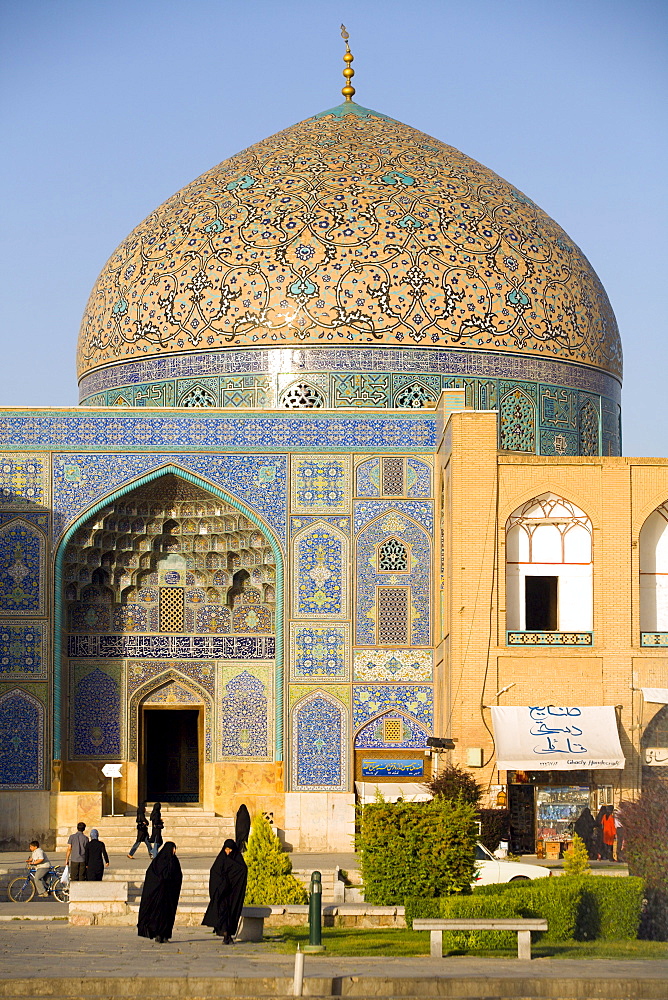 The Sheik Lotfollah Mosque and refelction pool in Emam Khomeini Square, Esfahan, Iran