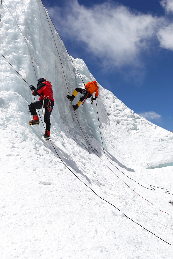 Mountaineers climbing up the Khumbu Icefall on the route up Everest, Everest Base Camp, Khumbu, Nepal