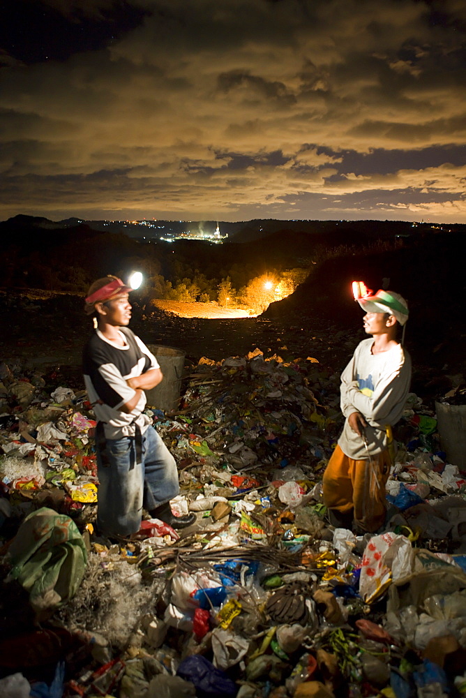 Scavengers at Tanza #1 Landfill site; Tanza, Antipolo, metro-Manila, Philippines.