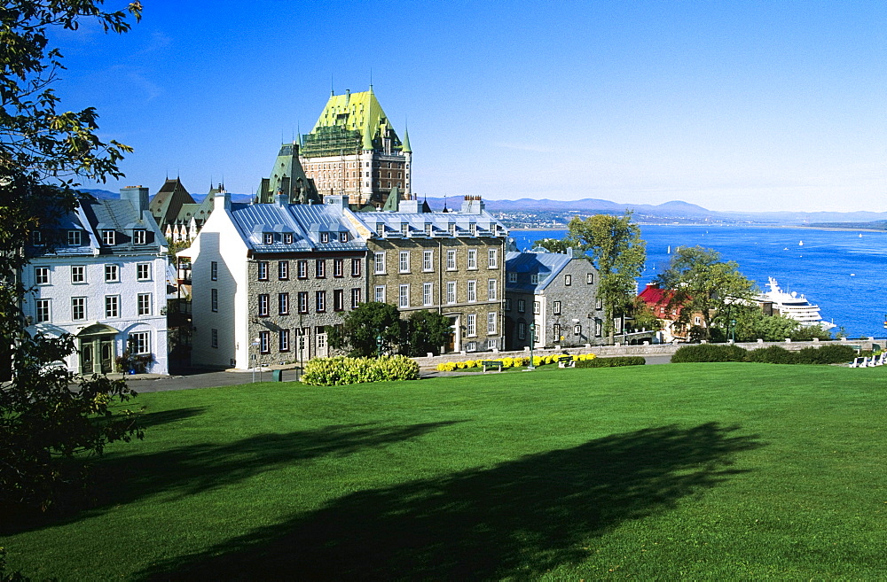 View Of Historic QuâˆšÂ©bec City And The Saint Lawrence River, QuâˆšÂ©bec, Canada