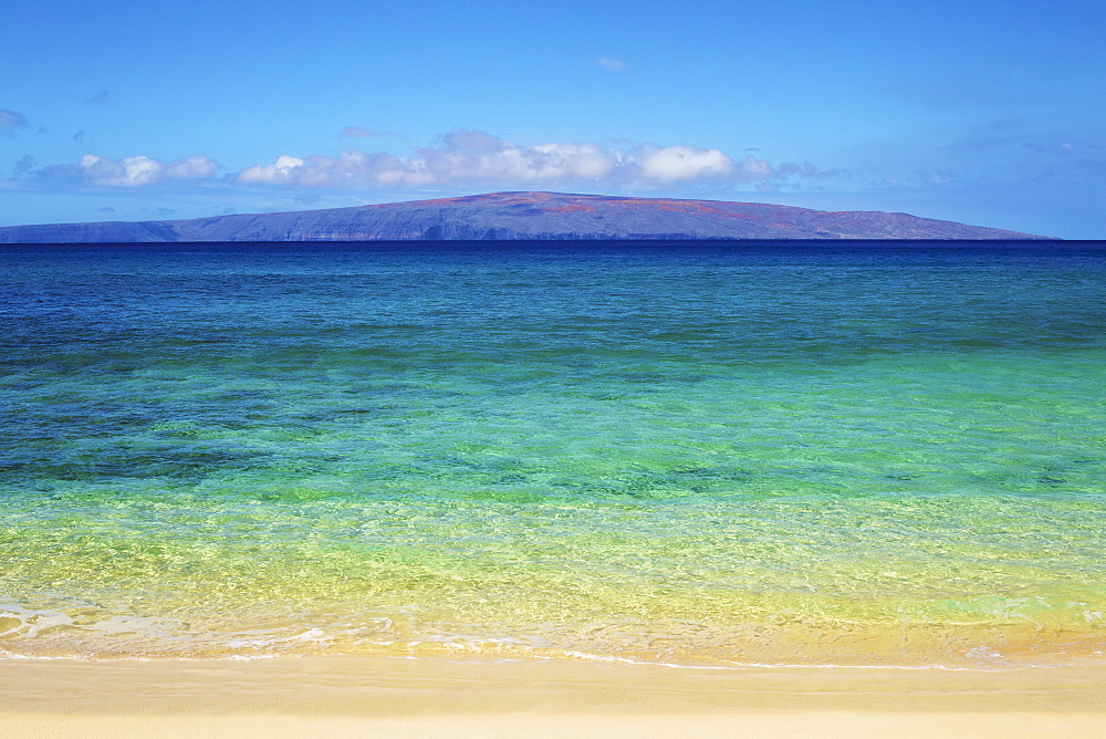 View of the mountains on an hawaiian island from the sandy shore, Hawaii united states of america