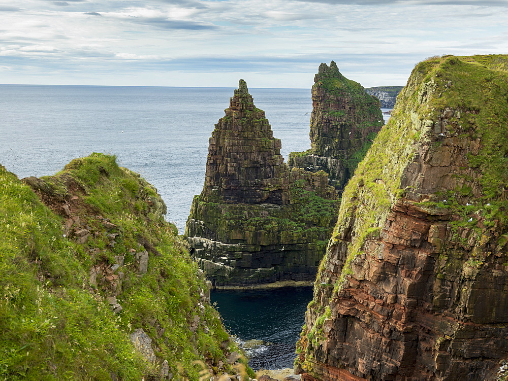 Rugged Peaked Sea Stacks Along The Coast Of Duncansby Head, Scotland