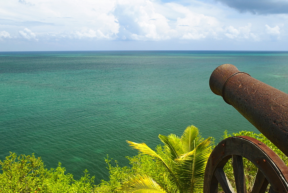 Cannon at the seaside, Morgan Fort, Providencia y Santa Catalina, San Andres y Providencia Department, Colombia