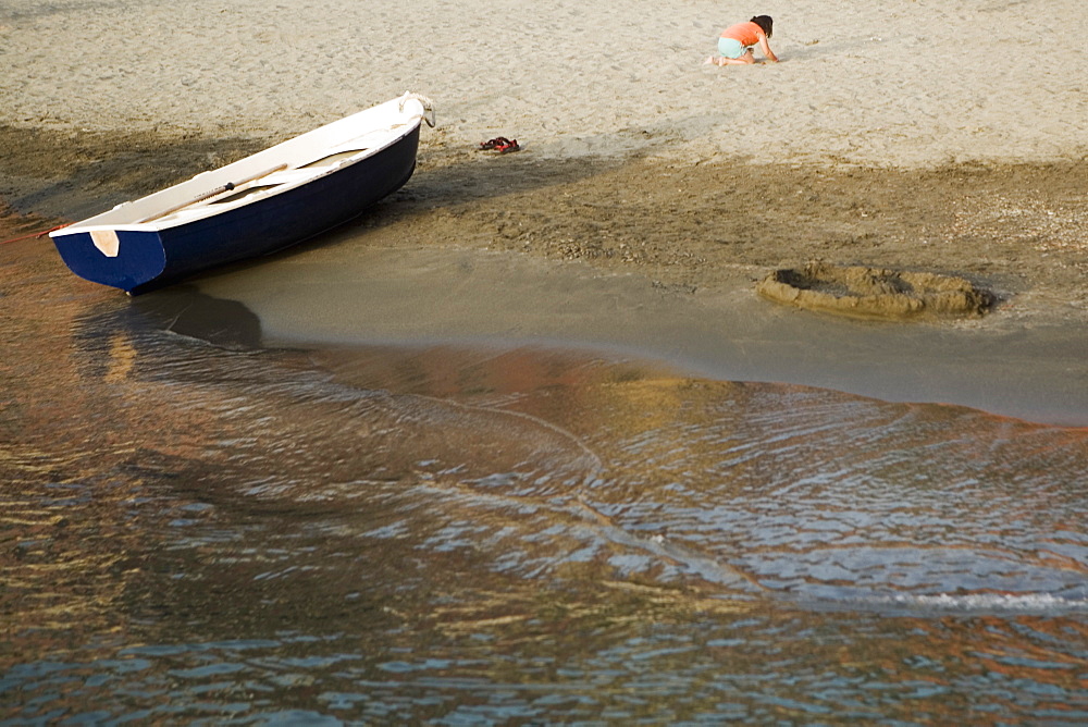 Boat on the beach, Italian Riviera, Cinque Terre National Park, Il Porticciolo, Vernazza, La Spezia, Liguria, Italy