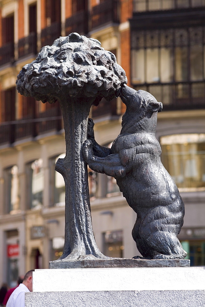 Close-up of a statue of a bear and a Madrona tree, Puerto De Sol, Madrid, Spain