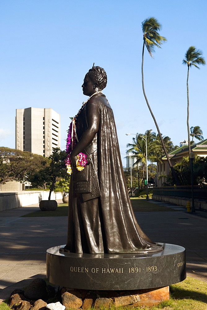 Statue of Queen Liliuokalani in a park, Iolani Palace, Honolulu, Oahu, Hawaii Islands, USA