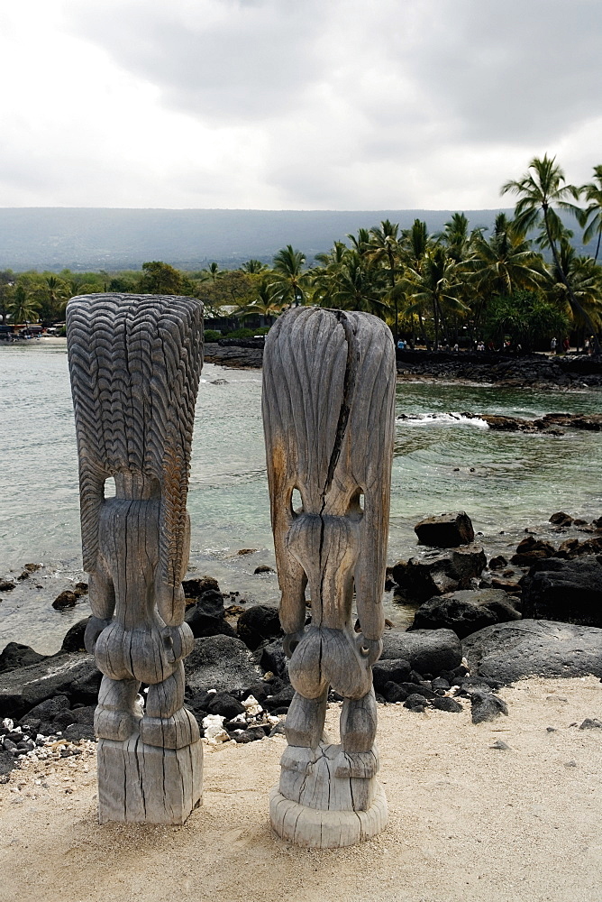 Statues of tiki torch on the beach, City Of Refuge, Kona Coast, Puuhonua O Honaunau National Historical Park, Big Island, Hawaii Islands, USA