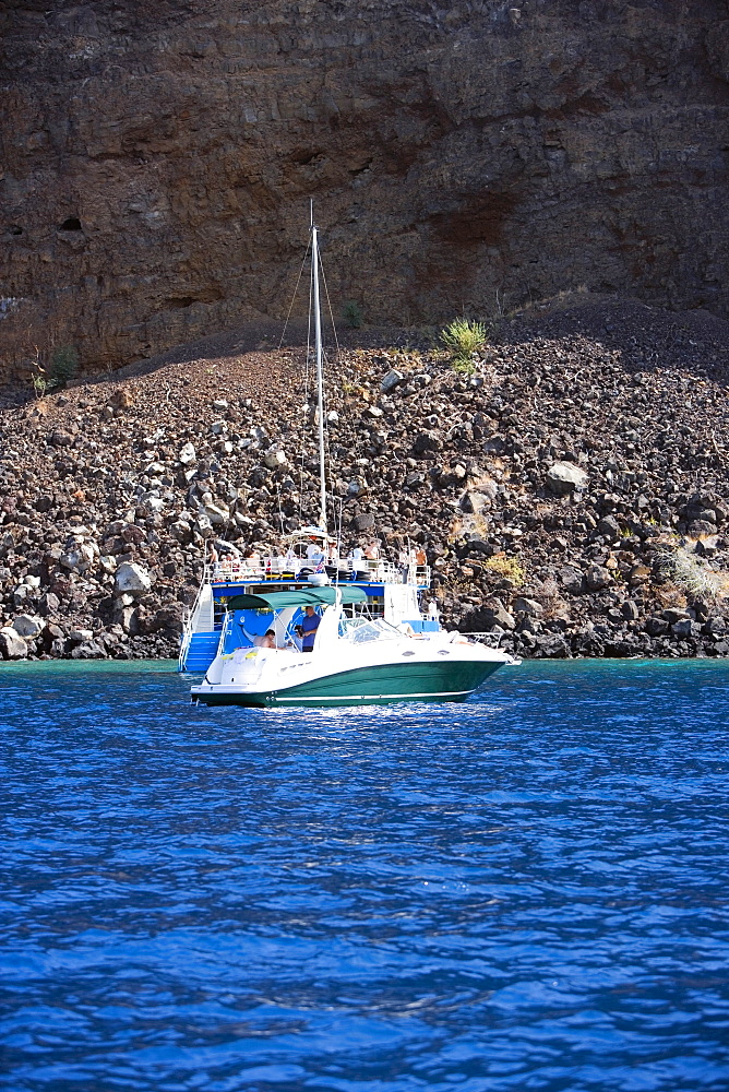 Tourboat in the sea, Captain Cook's Monument, Kealakekua Bay, Kona Coast, Big Island, Hawaii islands, USA