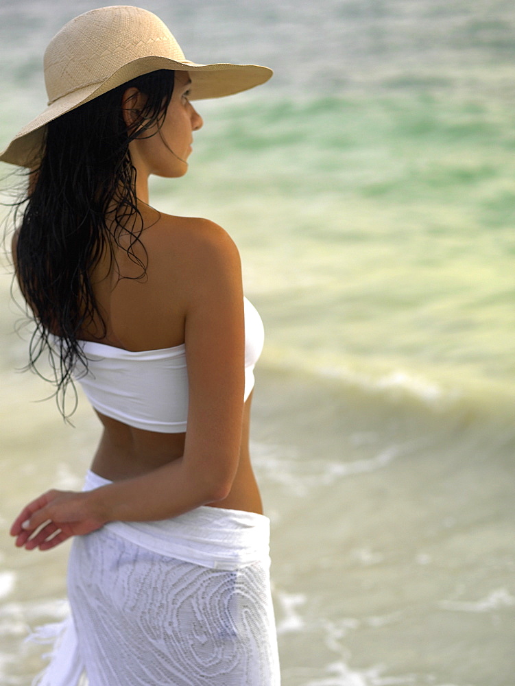 Rear view of a young woman wearing a sun hat