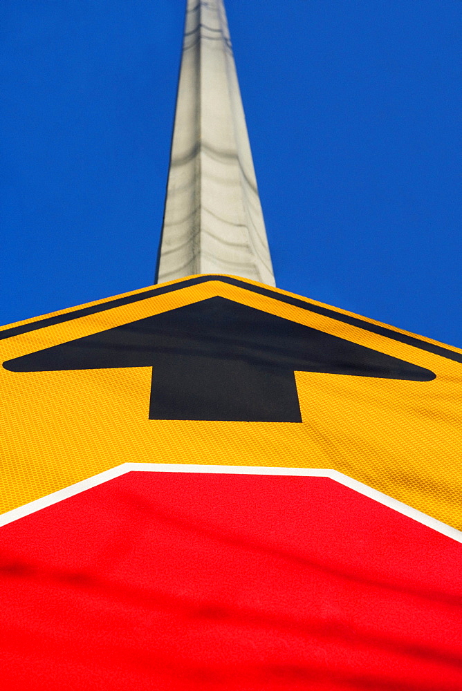 Arrow sign in front of monument, Washington Monument, Washington DC, USA