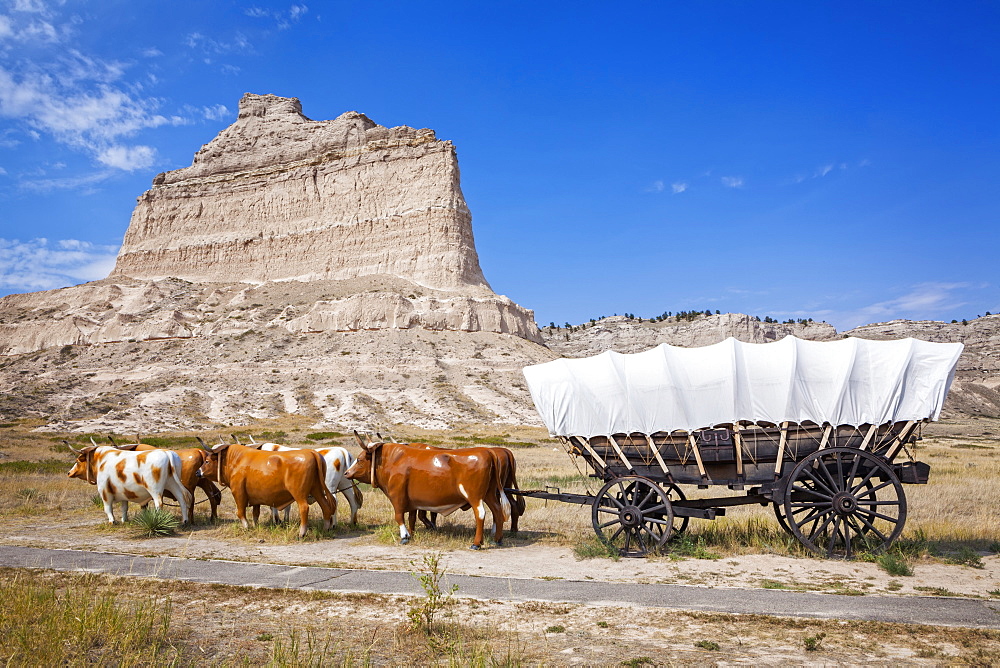 Oxen pulling covered wagon by rock formation, Scott's Bluff National Monument, Nebraska, United States, Nebraska, Nebraska, USA