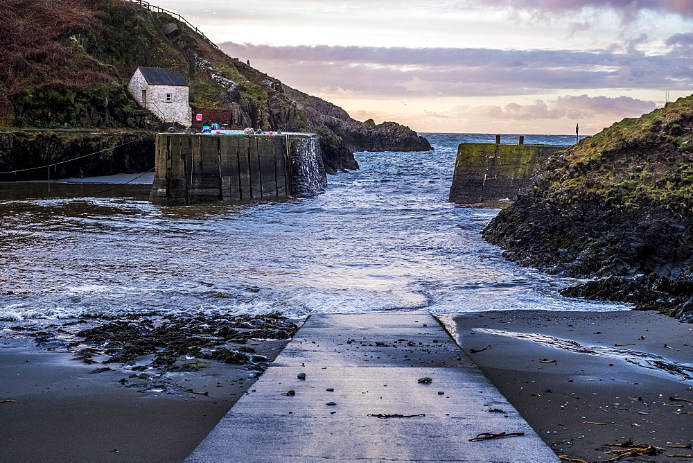 Porthgain Harbour and public house on the harbour wall, Porthgain, Pembrokeshire, Wales, Pembrokeshire National Park, Wales