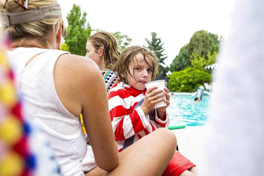 5 year old boy and his sister, poolsde