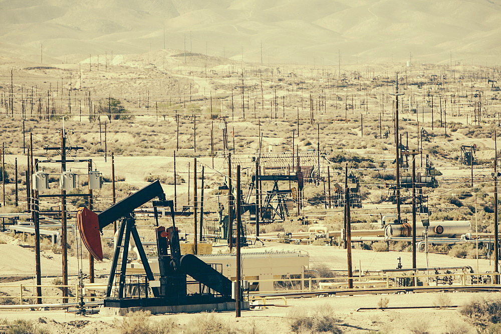 Crude oil extraction from Monterey Shale near Bakersfield, McKittrick, Kern County, California, USA