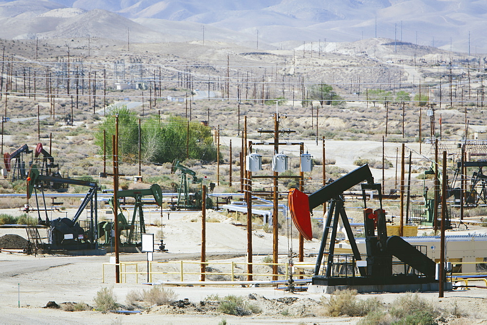 Crude oil extraction from Monterey Shale near Bakersfield, McKittrick, Kern County, California, USA