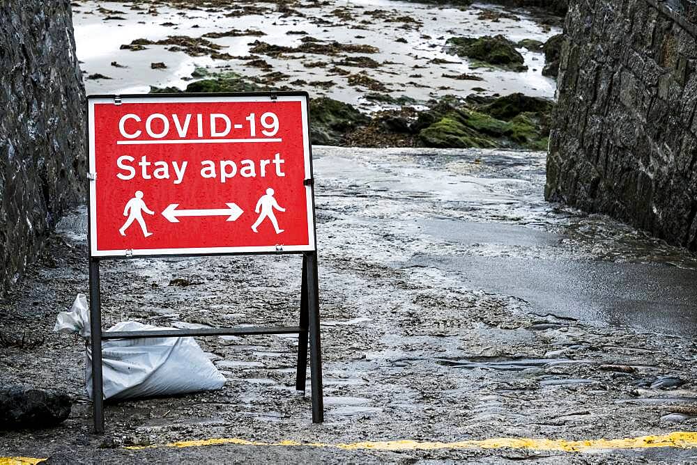 Red and white Covid-19 distancing sign.