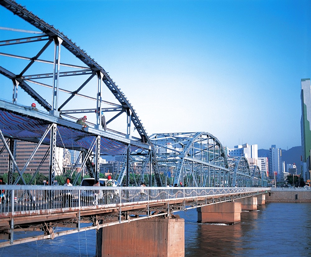 Zhongshan Bridge over Yellow River in Lanzhou, Gansu