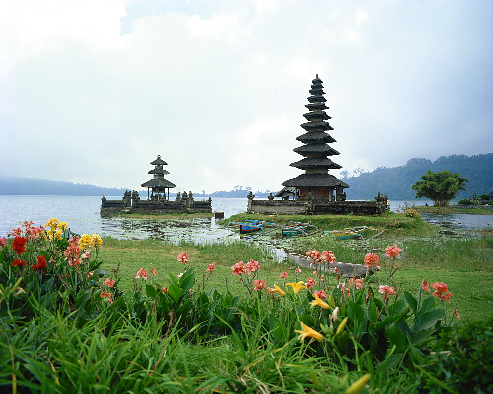 Ulu Danu Temple, Lake Bratan, Bali, Indonesia, Southeast Asia, Asia