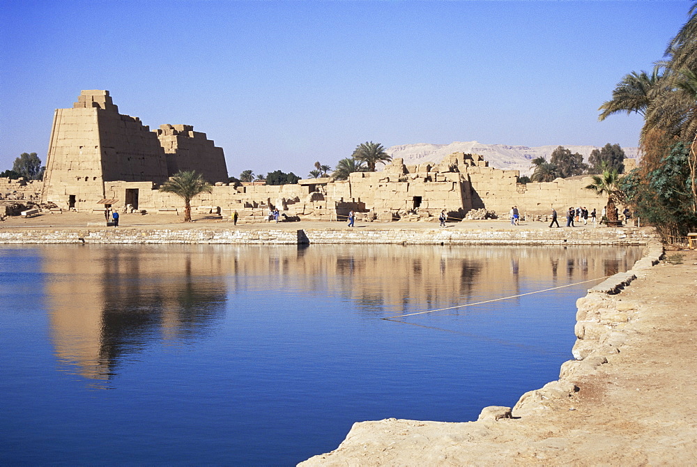 Sacred pool, Temple of Karnak, UNESCO World Heritage Site, Thebes, Egypt, North Africa, Africa