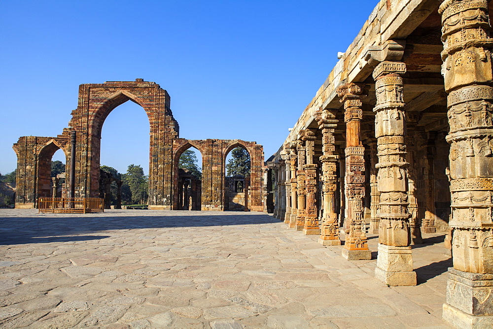 Pillared cloisters, Quqqat-UL-islam Mosque, Qutub Minar, UNESCO World Heritage Site, Delhi, India, Asia