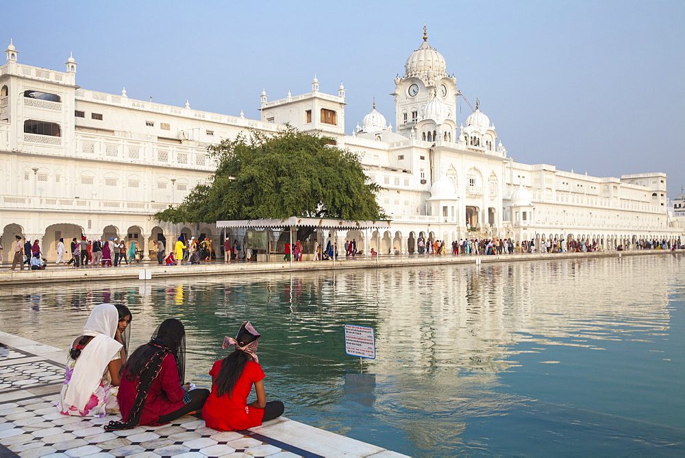 Sikhs at The Harmandir Sahib (The Golden Temple), Amritsar, Punjab, India, Asia