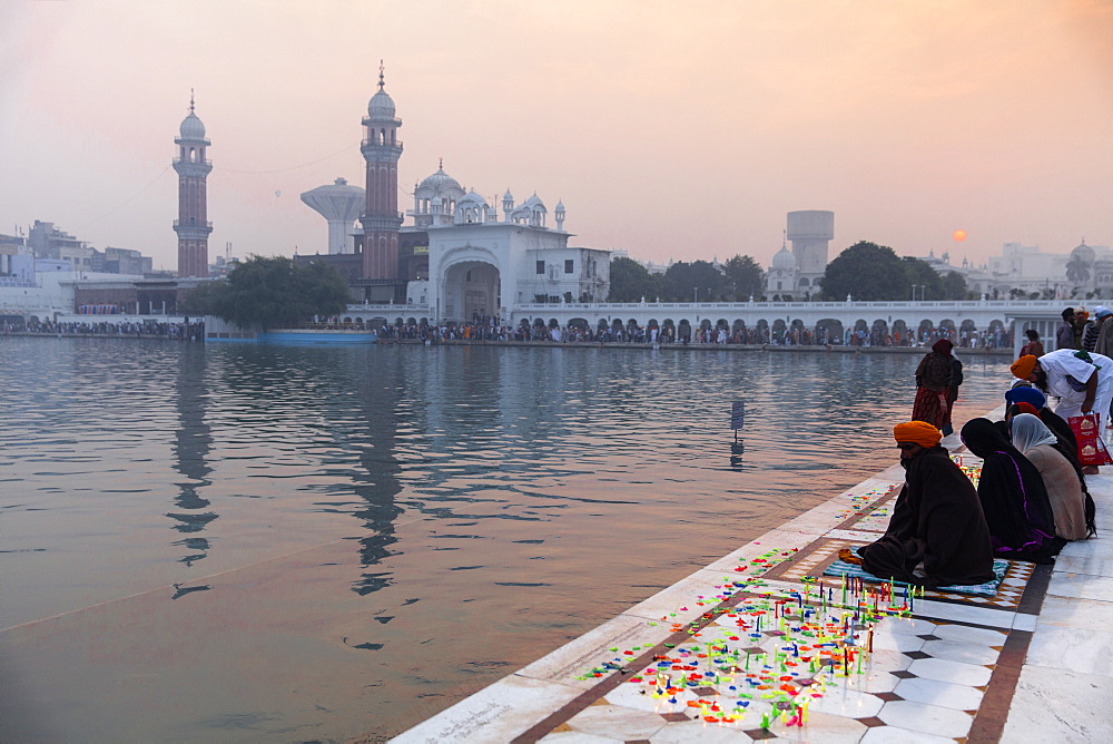 Sikhs at The Harmandir Sahib (The Golden Temple), Amritsar, Punjab, India, Asia