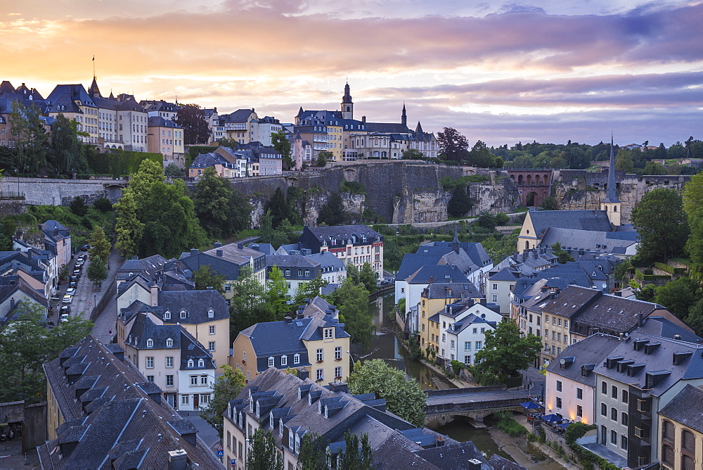 View over the Grund (Lower Town) towards The Corniche (Chemin de la Corniche), Luxembourg City, Luxembourg, Europe