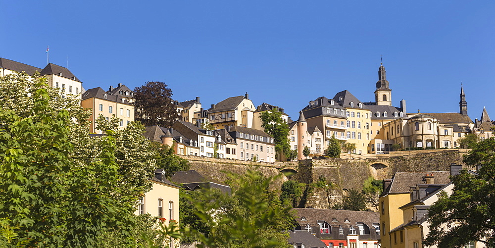 View of Saint Esprit Plateau, UNESCO World Heritage Site, The Corniche (Chemin de la Corniche) above The Grund (Lower Town), Luxembourg City, Luxembourg, Europe