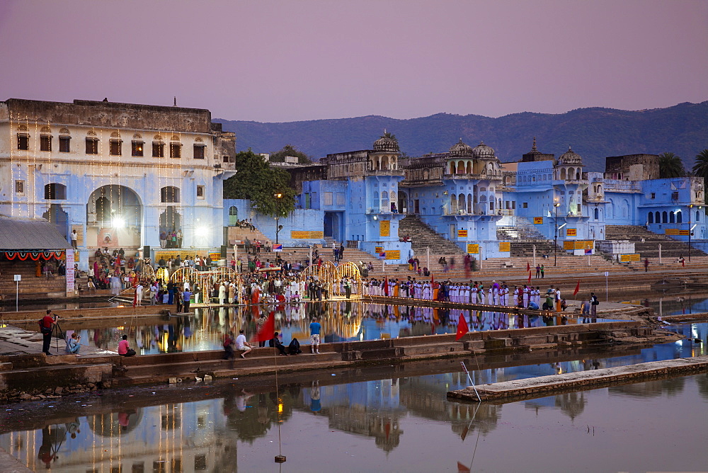 Lakeside ceremony during Pushkar Camel Fair, Pushkar, Rajasthan, India, Asia