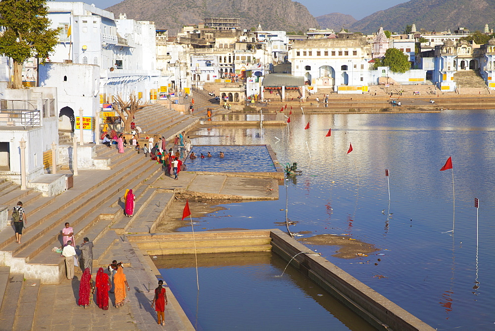 Pushkar Lake and bathing ghats, Pushkar, Rajasthan, India, Asia