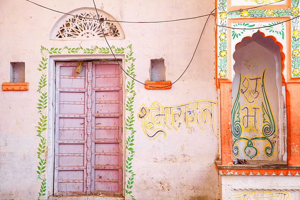 Colourful buildings in bazaar, Pushkar, Rajasthan, India, Asia