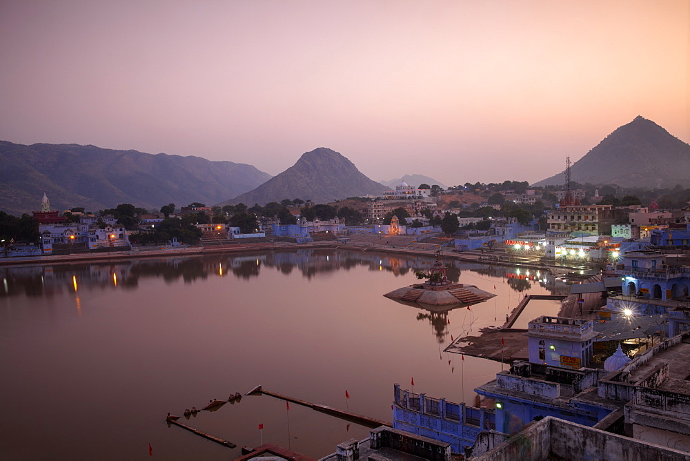 Pushkar Lake and bathing ghats, Pushkar, Rajasthan, India, Asia