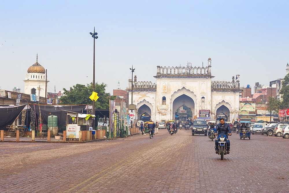 Gate in the old city, Lucknow, Uttar Pradesh, India, Asia