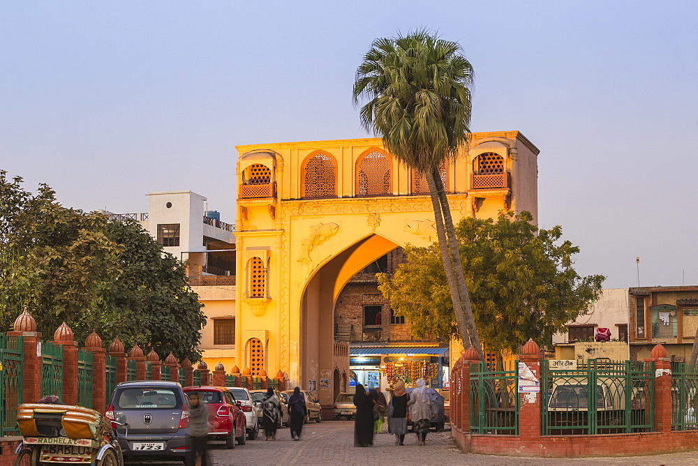 Gate in the old city, Lucknow, Uttar Pradesh, India, Asia