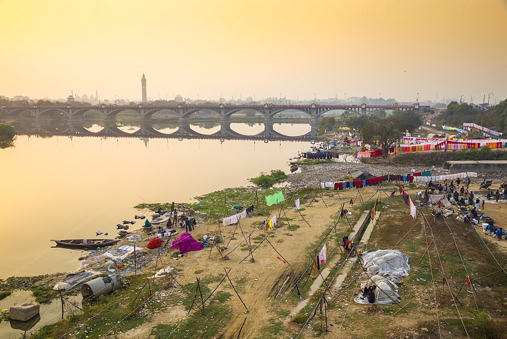 Washing drying on banks of Gomti River, Lucknow, Uttar Pradesh, India, Asia