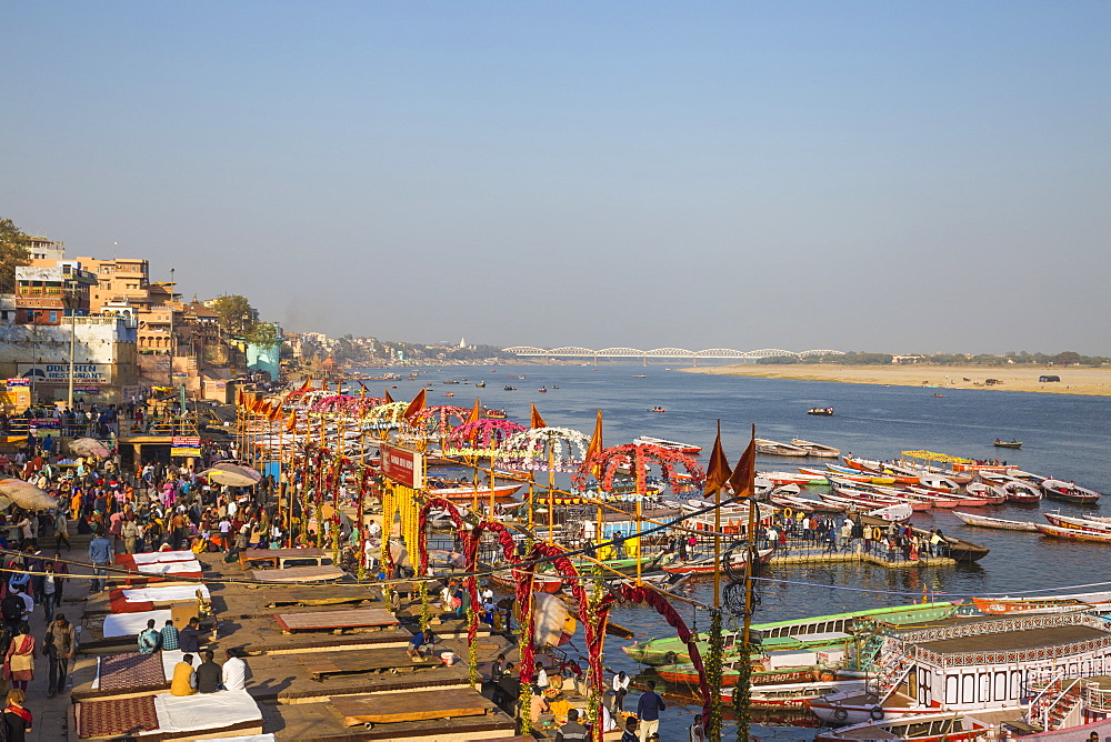 Dashashwamedh Ghat, the main ghat on the Ganges River, Varanasi, Uttar Pradesh, India, Asia