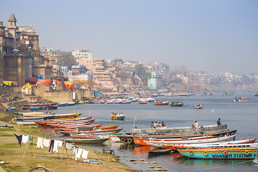 Washing drying on banks of Ganges River, Varanasi, Uttar Pradesh, India, Asia