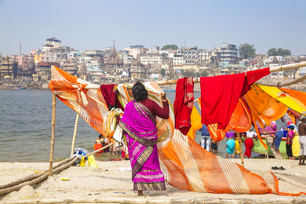 Hanging up washing on banks of Ganges River, Varanasi, Uttar Pradesh, India, Asia