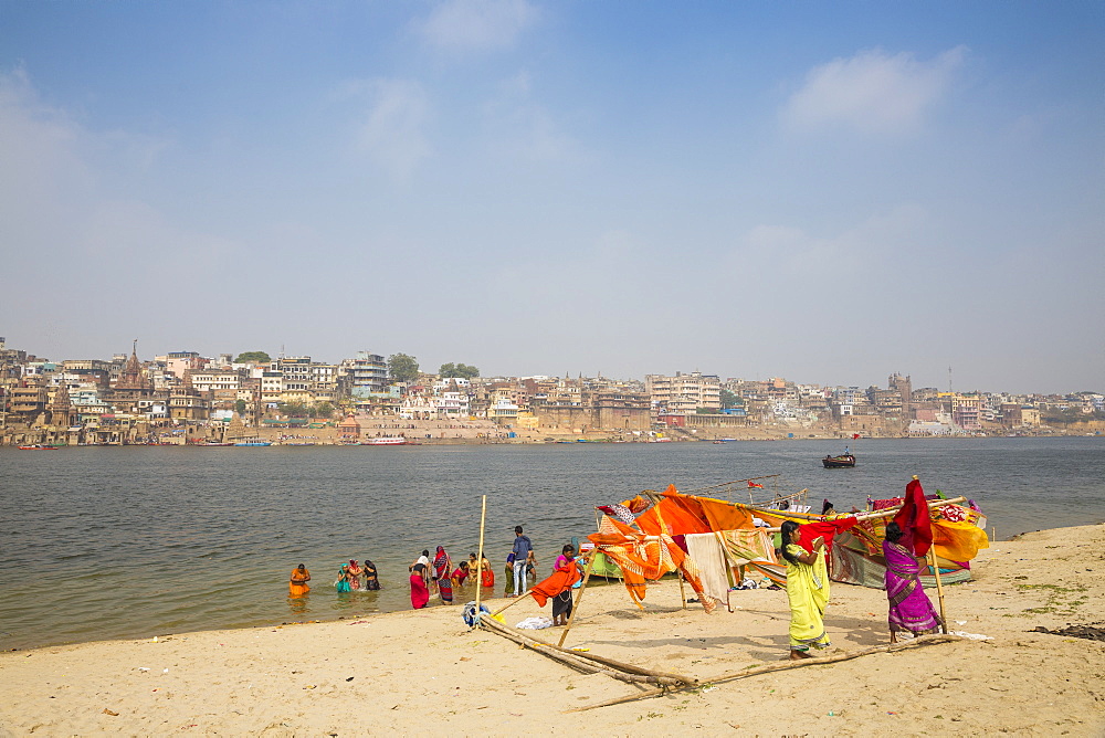 Hanging up washing on banks of Ganges River, Varanasi, Uttar Pradesh, India, Asia