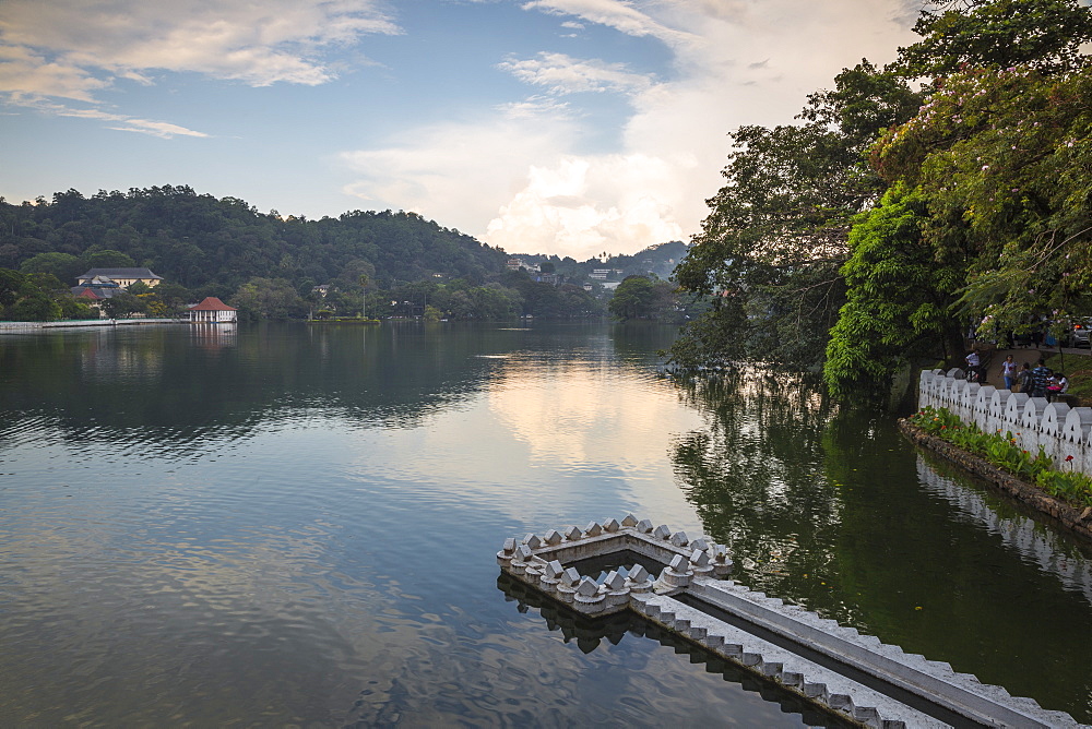 Kandy Lake and the Temple of the Tooth, Kandy, UNESCO World Heritage Site, Central Province, Sri Lanka, Asia